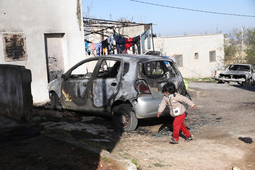 Palestyńskie samochody spłonęły w nocy w wiosce Jaloud . na Zachodnim Brzegu / autor: EPA/PAP