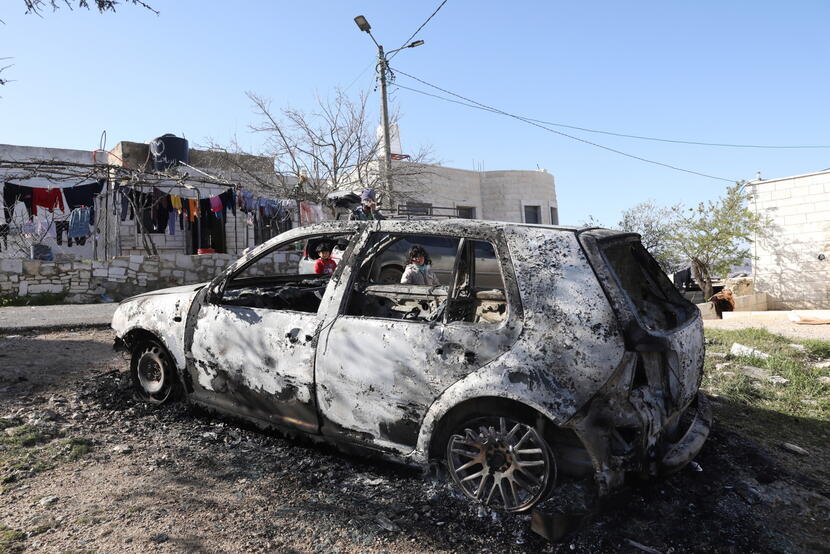 Palestyńskie samochody spłonęły w nocy w wiosce Jaloud . na Zachodnim Brzegu / autor: EPA/PAP