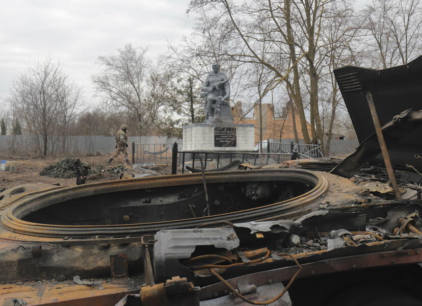 zniszczony rosyjski czołg na Ukrainie / autor: fotoserwis PAP