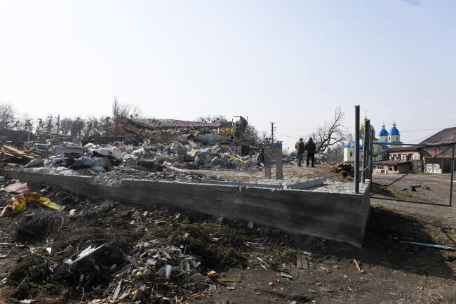 Zniszczenia po ataku rakietowym armii rosyjskiej w jednej ze wsi w obwodzie kijowskim / autor: PAP/Andrzej Lange