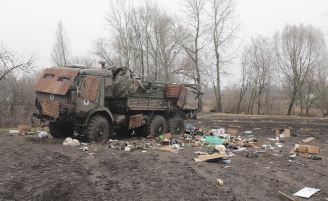 Spalona cieżarówka na szlaku ucieczki oddziałów Federacji Rosyjskiej / autor: PAP/EPA/STR