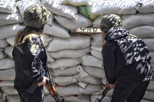 Przy jednym z posterunków policji w Odessie. Obrona Ukrainy. / autor: PAP/Alena Solomonova