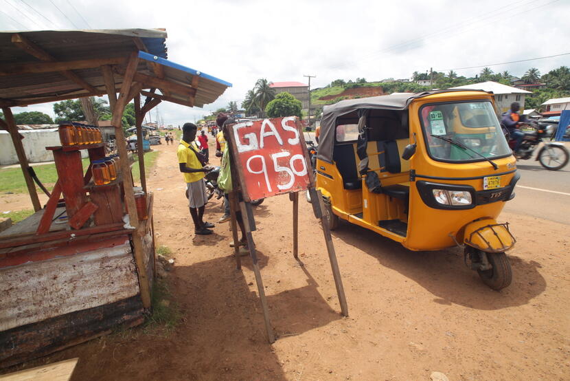 Braki paliwa w Liberii / autor: EPA/AHMED JALLANZO Dostawca: PAP/EPA