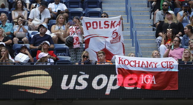 Polscy kibice na trybunach w czasie finału US Open / autor: PAP/EPA/JASON SZENES