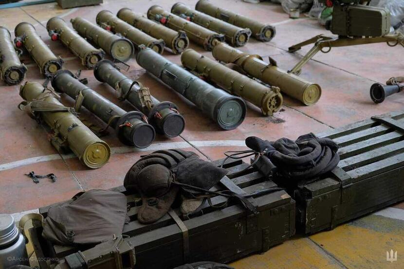 Rosjanie w pośpiechu zostawiali całe arsenały amunicji i wyposażenia / autor: https://www.facebook.com/GeneralStaff.ua/