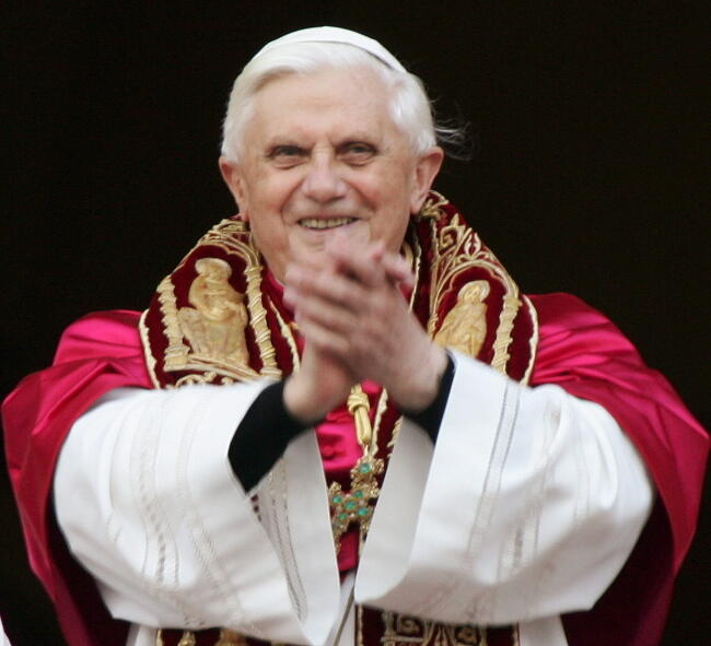 Kardynał Józef Ratzinger wybrany na papieża 19 kwietnia 2005 roku / autor: PAP/ EPA/CLAUDIO ONORATI