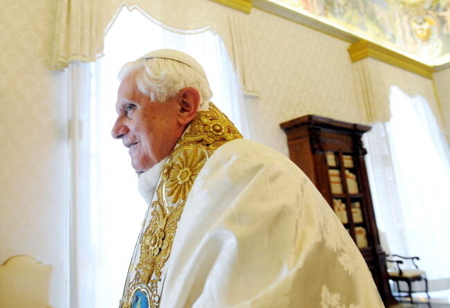 Papież Benedykt XVI w prywatnych apartamentach, rok 2009 / autor: PAP/EPA/ALBERTO PIZZOLI