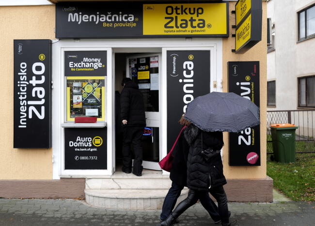 Społeczeństwo chorwackie z mieszanymi uczuciami patrzy na wejście do strefy euro. Nz. kantor w Zagrzebiu / autor: PAP/EPA/ANTONIO BAT