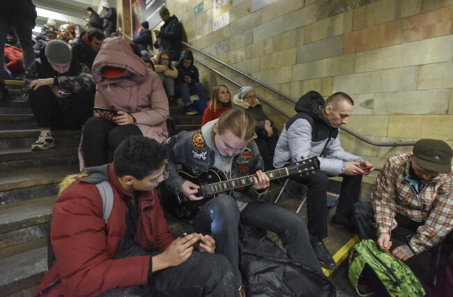 Mieszkańcy Kijowa przeczekują alarm przeciwrakietowy na schodach w metrze, 31 grudnia / autor: PAP/EPA/OLEG PETRASYUK