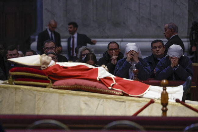 Hołd zmarłemu papieżowi emerytowi Benedyktowi XVI, w Watykanie, 3.01 / autor: PAP/EPA/FABIO FRUSTACI