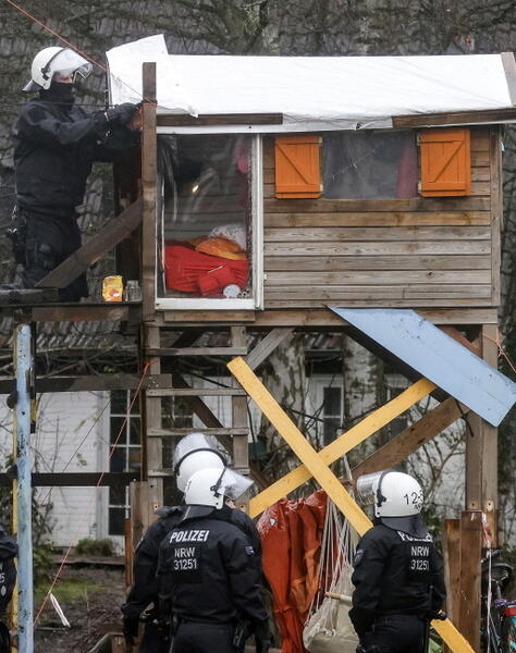 Policja eksmituje aktywistów z okupowanej wioski Luetzerath w pobliżu kopalni węgla brunatnego / autor: PAP/EPA/RONALD WITTEK