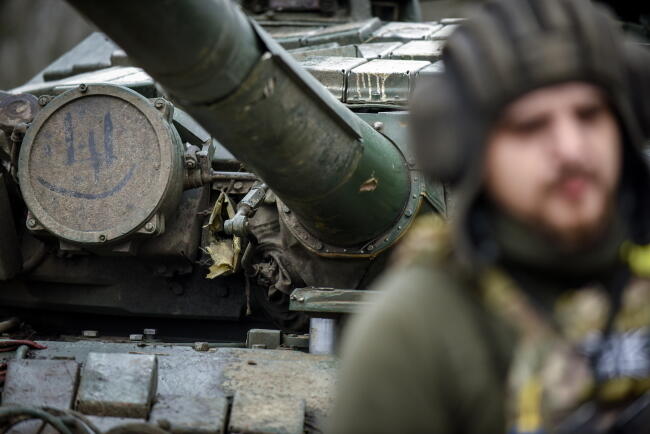 Ukraiński żołnierz stoi obok czołgu T-72 w obwodzie donieckim we wschodniej Ukrainie. / autor: PAP/EPA/OLEG PETRASYUK