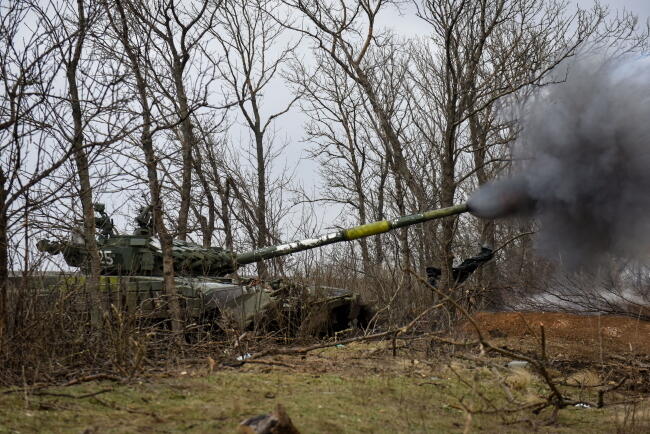 Ukraiński czołg T-72 manewruje między drzewami w obwodzie donieckim we wschodniej Ukrainie. / autor: PAP/EPA/OLEG PETRASIUK