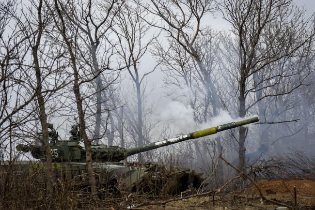 Ukraińscy żołnierze w ogniu czołgu T-72 na pozycjach w obwodzie donieckim we wschodniej Ukrainie / autor: PAP/EPA/OLEG PETRASYUK
