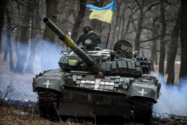 Ukraiński czołg T-72 manewruje wśród drzew w obwodzie donieckim we wschodniej Ukrainie, 18 stycznia / autor: PAP/EPA/OLEG PETRASIUK