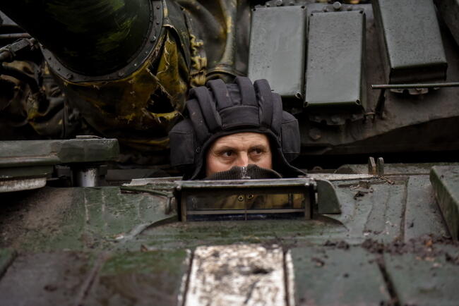 PAP/EPA/OLEG PETRASIUK / autor: Ukraiński żołnierz na zdjęciu w czołgu T-72 w obwodzie donieckim we wschodniej Ukrainie