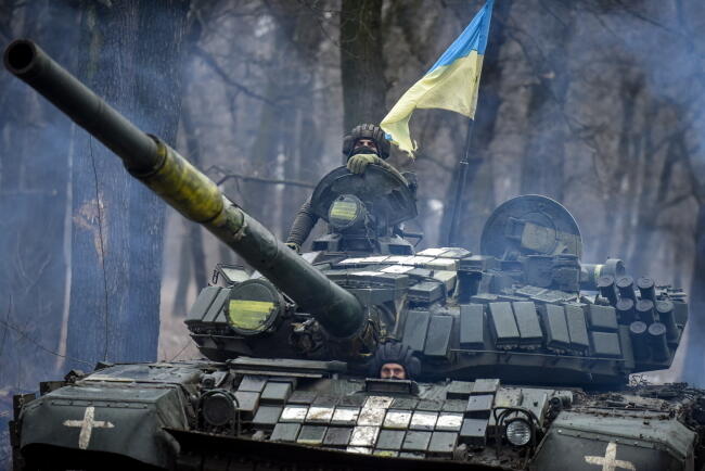 PAP/EPA/OLEG PETRASIUK / autor: Ukraiński czołg T-72 manewruje wśród drzew w obwodzie donieckim we wschodniej Ukrainie.