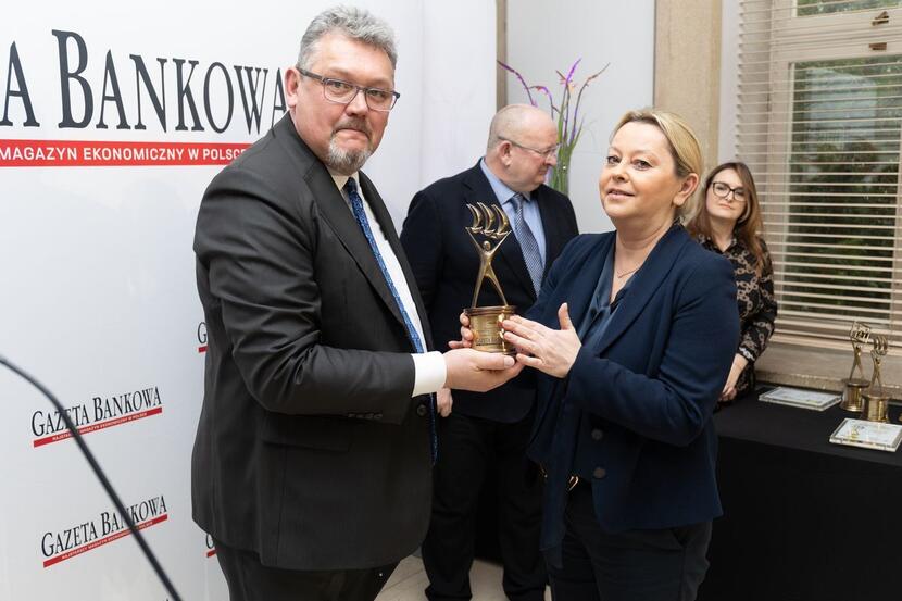 Prezes PZU Beata Kozłowska-Chyła wraz z redaktorem naczelnym Gazety Bankowej Maciejem Wośko / autor: fot. Fratria
