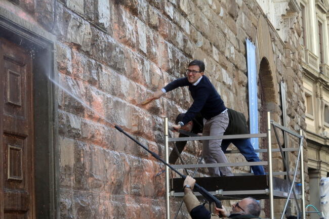 Burmistrz Nardella przystąpił z innymi osobami do czyszczenia murów Palazzo Vecchio / autor: PAP/EPA/MUNICIPALITY OF FLORENCE PRESS OFFICE