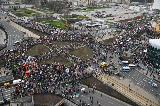 Narodowy Marsz Papieski, uczestnicy gromadzą się na Rondzie Dmowskiego / autor: PAP/Radek Pietruszka