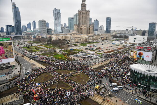 Narodowy Marsz Papieskiego w Warszawie na Rondzie Dmowskiego / autor: PAP/Radek Pietruszka