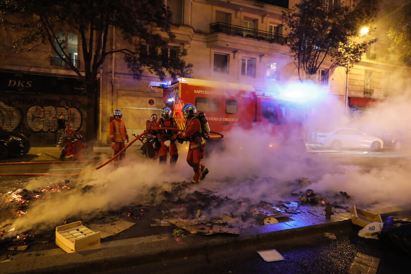 Protesty trwają, Paryż 17.04.2023 / autor: EPA/PAP