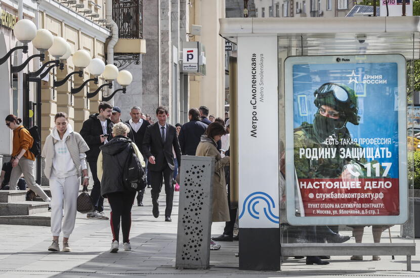 Ulice Moskwy i pro-wojenna propaganda / autor: PAP/EPA/YURI KOCHETKOV