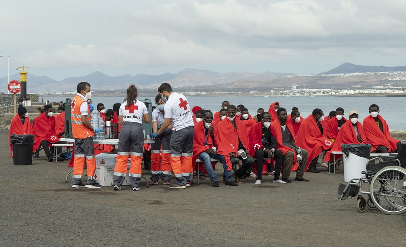 Migranci uratowani przez statek ratunkowy Salvamar Al Nair / autor: EPA/PAP 3.06.2023