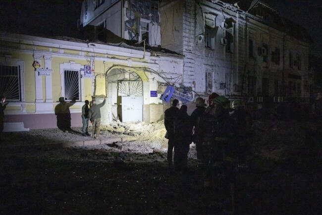 Rosyjski nocny atak w Charkowie. / autor: PAP/Yevhen Titov