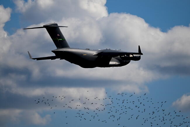 Amerykański wojskowy samolot transportowy startuje z Wilna / autor: PAP/ EPA/FILIP SINGER