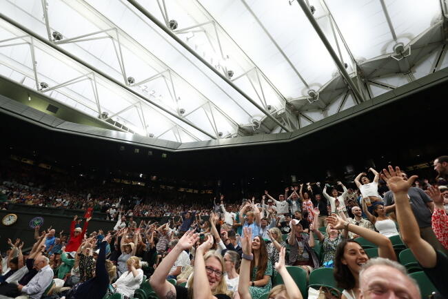 Kibice na widowni głównego kortu Wimbledonu doskonale się bawią / autor: PAP/EPA/ADAM VAUGHAN