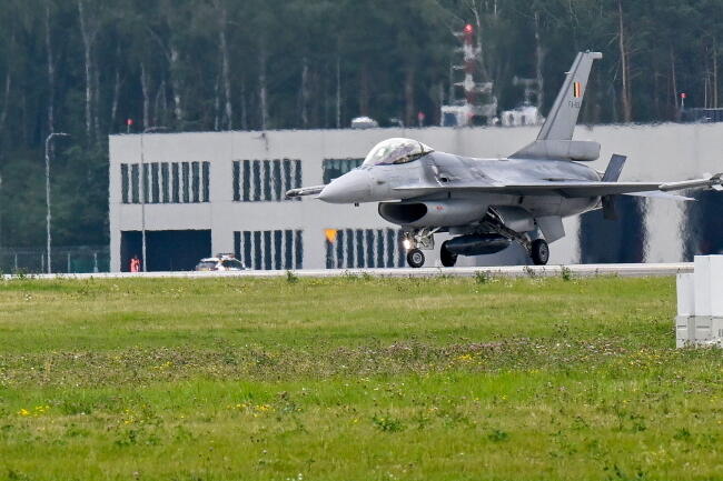 Samolot F-16 w trakcie treningu do Międzynarodowych Pokazów Lotniczych AIR SHOW Radom 2023 / autor: PAP/Piotr Polak