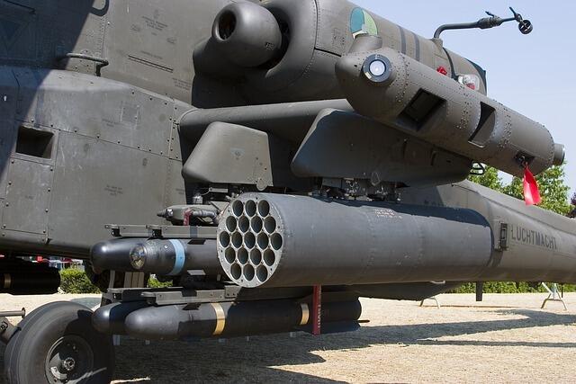 AH-64E Apache - Apache są wyposażone m.in. w kierowane pociski rakietowe Hellfire i JAGM oraz wyrzutnie niekierowanych pocisków rakietowych kal. 70 mm / autor: Pixabay