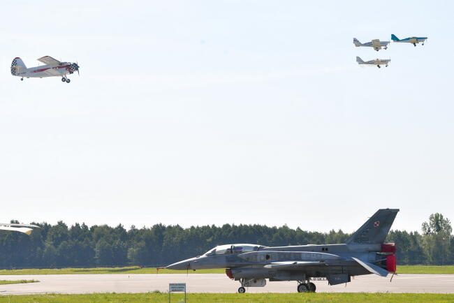Kołujący na pasie myśliwiec F-16 / autor: PAP/Radek Pietruszka