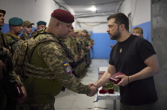 Prezydent Ukrainy Wołodymyr Zełenski wręczył odznaczenia bojowe żołnierzom walczącym z Rosjanami pod Bachmutem / autor: PAP/EPA/PRESIDENTIAL PRESS SERVICE