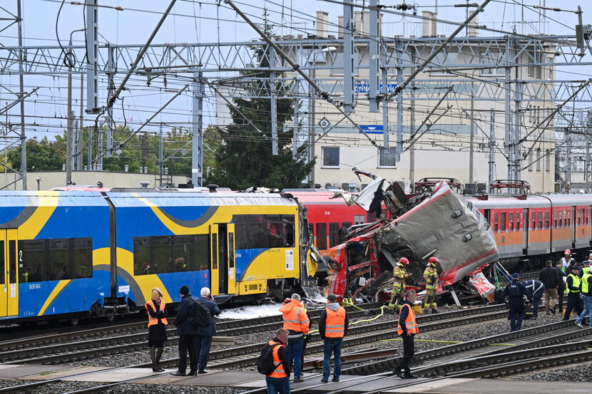Miejsce zderzenia dwóch pociągów w okolicy Dworca Głównego w Gdyni / autor: PAP