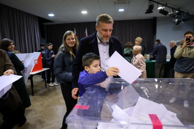 Współprzewodniczący partii Razem Adrian Zandberg (C) oddał głos w lokalu wyborczym w Warszawie / autor: PAP/Rafał Guz