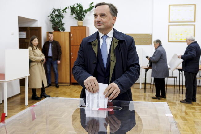 Minister sprawiedliwości, prokurator generalny Zbigniew Ziobro oddał głos w lokalu wyborczym w Rzeszowie / autor: PAP/Darek Delmanowicz