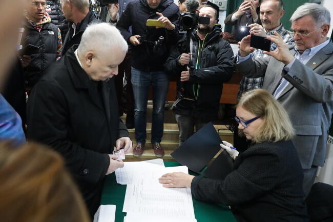 Wicepremier, prezes PiS Jarosław Kaczyński (C-L) oddał głos w lokalu wyborczym w Warszawie / autor: PAP/Tomasz Gzell