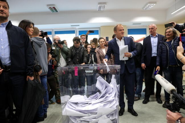 Przewodniczący Platformy Obywatelskiej Donald Tusk (3P) oddał głosy w lokalu wyborczym w Warszawie / autor: PAP/Leszek Szymański
