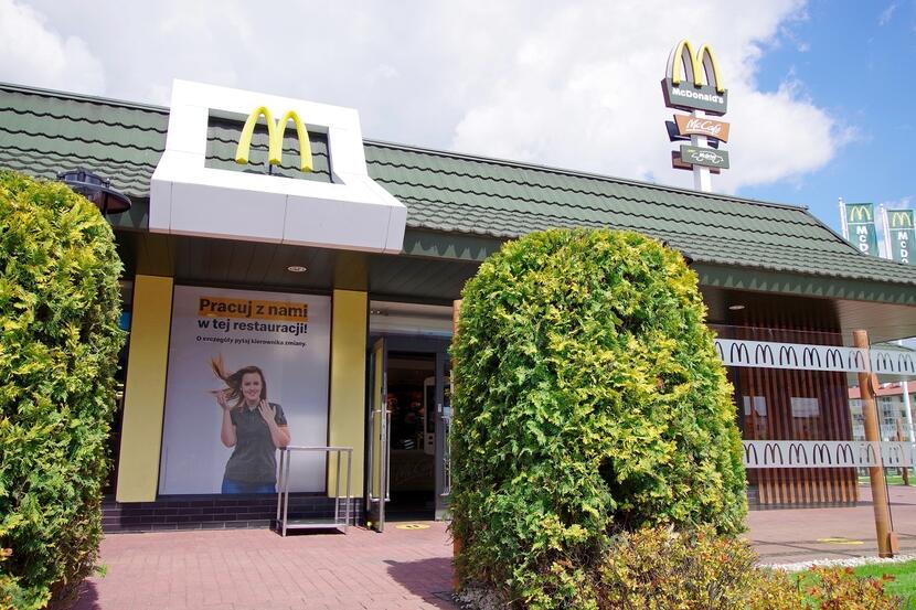 Restauracja McDonald's w Warszawie - w klasycznym wydaniu / autor: Fratria
