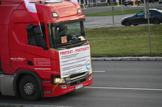 Protest kierowców samochodów ciężarowych w Szczecinie odbył się pod hasłami obrony polskiej branży transportowej / autor: PAP/Marcin Bielecki