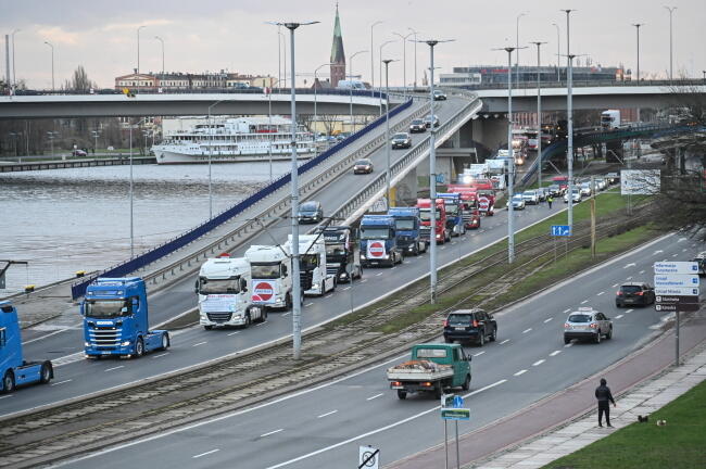 Kolumna 115 ciężarówek przejechała przez centrum Szczecina / autor: PAP/Marcin Bielecki