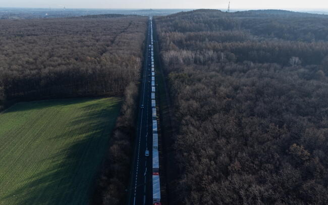 Kolejka ciężarówek do przejścia granicznego w Dorohusku / autor: PAP/Wojtek Jargiło