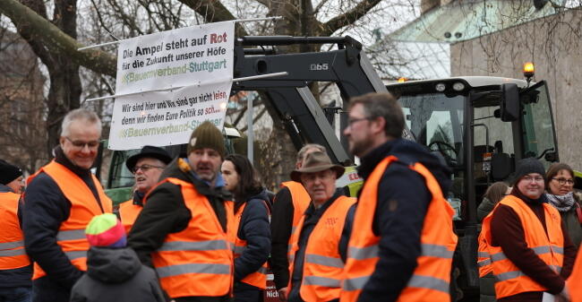 Pikieta rolników w Stuttgarcie 6 stycznia przed budynkiem, gdzie trwał partyjny zjazd koalicyjnej FDP / autor: PAP/EPA/RONALD WITTEK