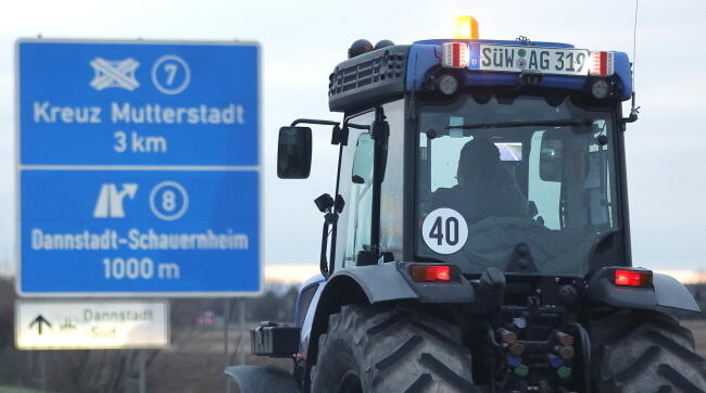 Rolnicy blokujący ruch na autostradzie / autor: PAP/EPA/RONALD WITTEK