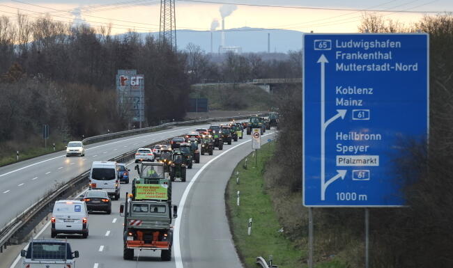 Kolumna traktorów spowalnia ruch na autostradzie A65 w okolicach Koblencji / autor: PAP/EPA/RONALD WITTEK