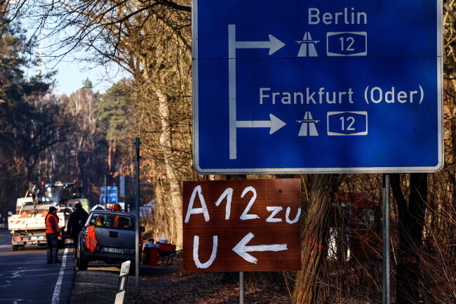Blokada drogi dojazdowej do A12 w Brandenburgii / autor: PAP/EPA/FILIP SINGER