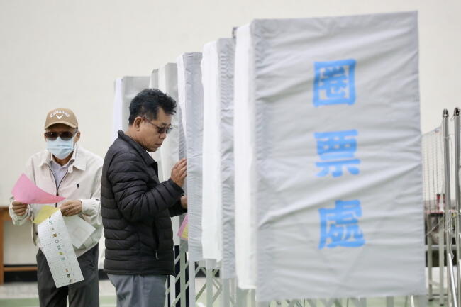Na Tajwanie pracuje 17 794 lokale wyborcze / autor: PAP/ EPA/RITCHIE B. TONGO
