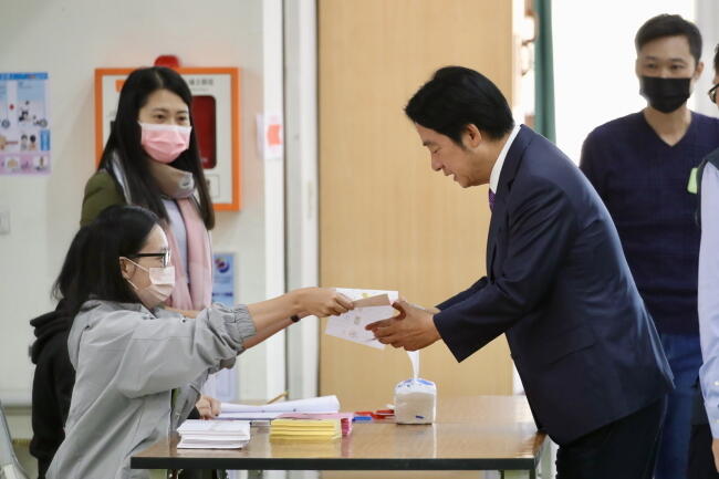 Głosuje wiceprezydent Lai Ching-te, faworyt wyborów / autor: PAP/ EPA/RITCHIE B. TONGO